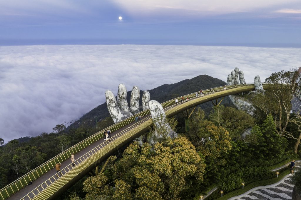 Bà Nà Hills Cầu Vàng Đà Nẵng cẩm nang 2026 vé 900K cáp treo dài nhất