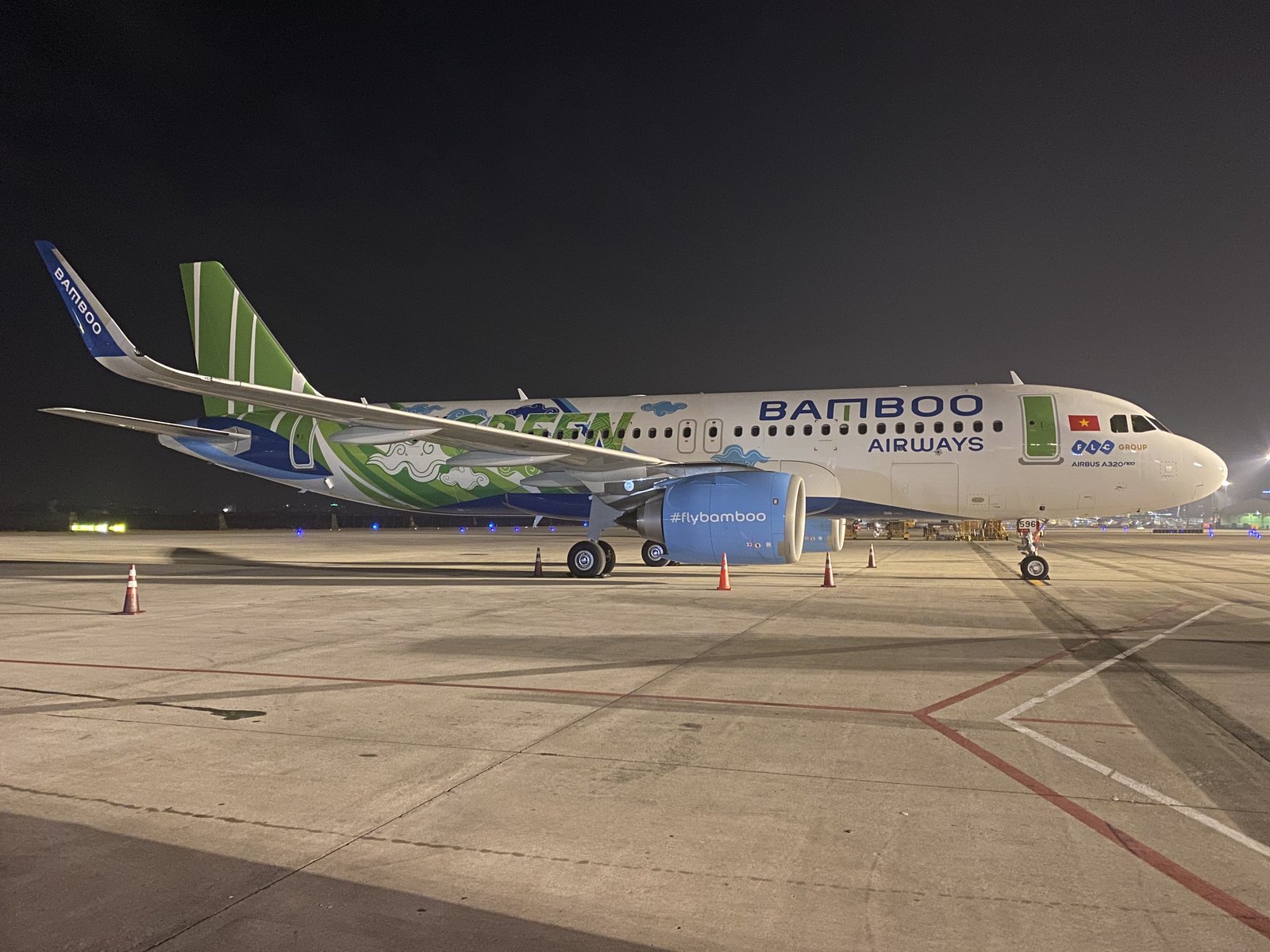 Bamboo Airways A320-251N (VN-A596) tại Tân Sơn Nhất — đội bay 30+ máy bay đa dạng, độc quyền chặng Côn Đảo, ảnh A320neoceo CC0