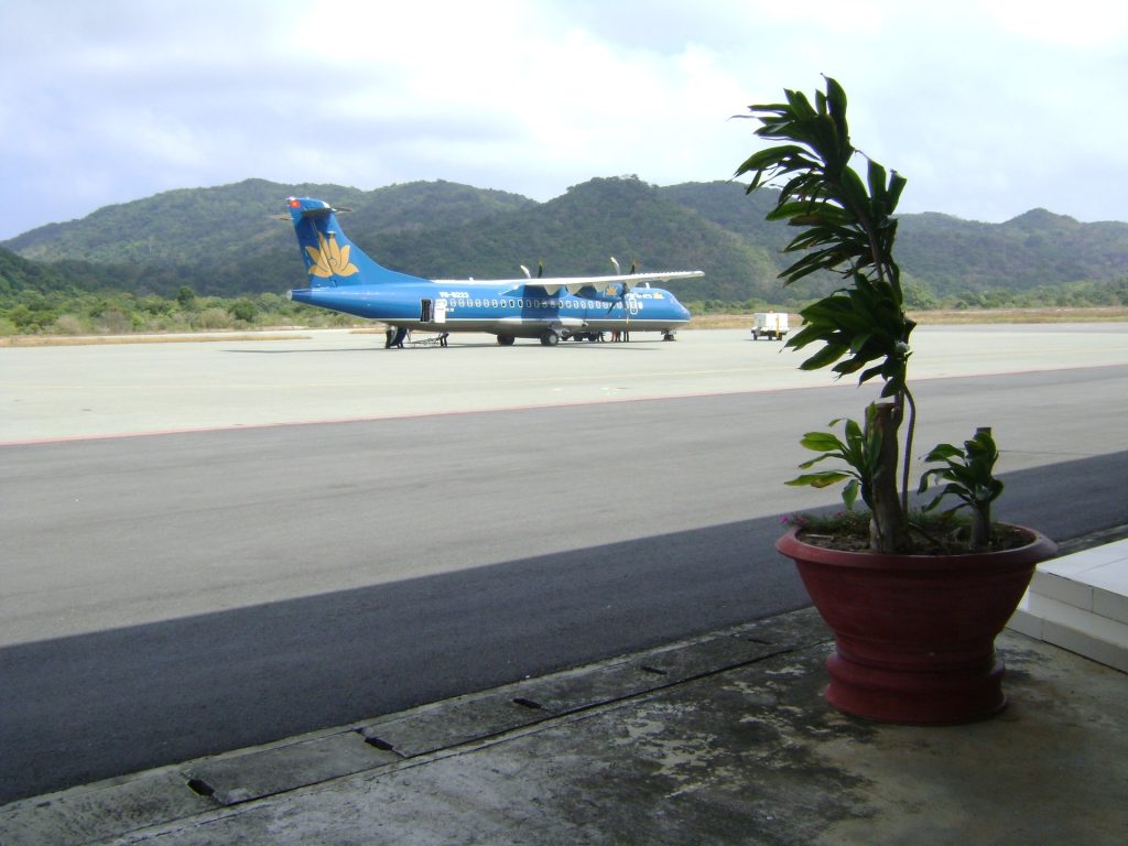 Máy bay ATR 72-200 của Vietnam Airlines (VASCO) tại sân bay Cỏ Ống — Côn Đảo (VCS), ảnh DC112 2010 CC-BY-SA