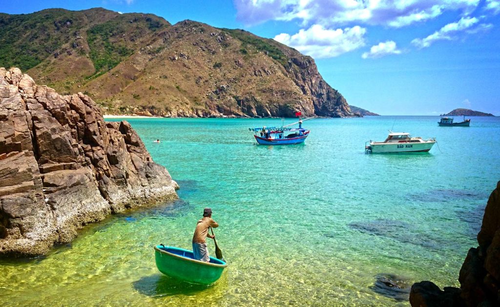 Vé máy bay đi Quy Nhơn 2026 từ 990K - Eo Gió Kỳ Co Cù Lao Xanh Tháp Bánh Ít, sân bay Phù Cát UIH Bình Định