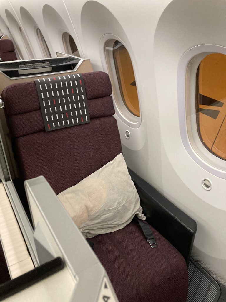 Vé SkyBoss Vietjet 2026 từ 4.890K - hạng thương gia A321 ghế rộng 50cm ngả 30 độ lounge VIP
