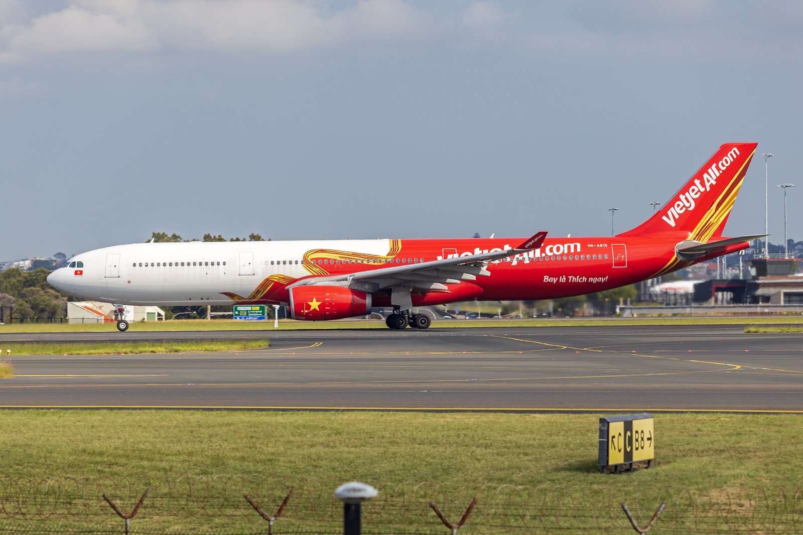 Vietjet Air Airbus A330-343 (VN-A815) cất cánh khỏi Sydney 16/04/2024 — tàu thân rộng cho chặng dài Úc, ảnh Robert Myers CC-BY-SA
