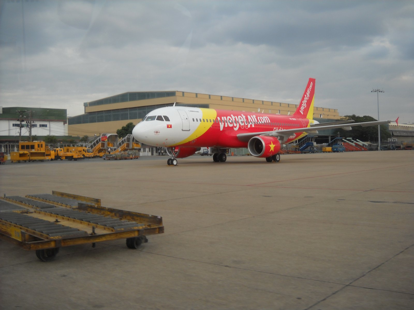 Vietjet Air VN-A666 tại Tân Sơn Nhất (SGN, ICAO VVTS) — hub chính 250 chuyến/ngày, ảnh ASM Wikipedia 2012 CC-BY-SA